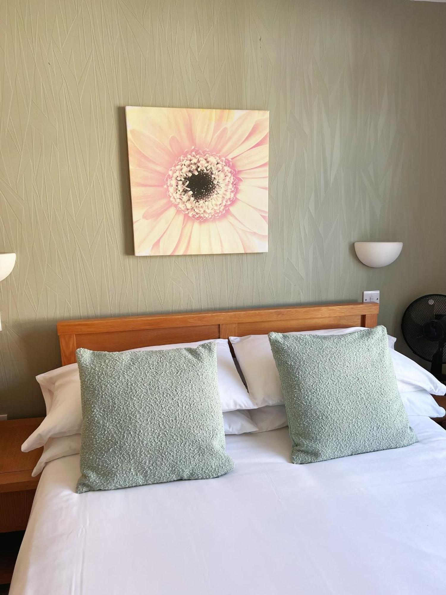 The Crown Hotel Corwen Εξωτερικό φωτογραφία